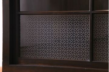 大正昭和初期　ラフジュ工房オリジナル　花菱模様ガラス入り　レトロな雰囲気溢れるアンティークのガラス戸棚(食器棚、収納棚)(1)