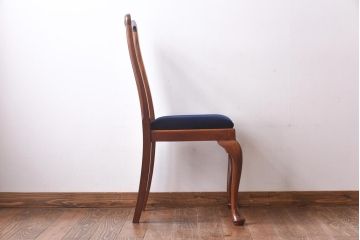 アンティーク家具　イギリスアンティーク　ウォールナット材　透かし彫りが上品なチェア(椅子、ダイニングチェア、ワークチェア)