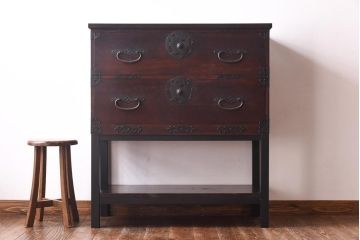 アンティーク家具　和製アンティーク　棚付き!蝶覆輪金具が目を惹く時代箪笥サイドボード(サイドチェスト、引き出し)