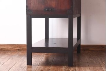 アンティーク家具　和製アンティーク　棚付き!蝶覆輪金具が目を惹く時代箪笥サイドボード(サイドチェスト、引き出し)