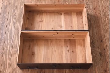 アンティーク家具　和製アンティーク　棚付き!蝶覆輪金具が目を惹く時代箪笥サイドボード(サイドチェスト、引き出し)