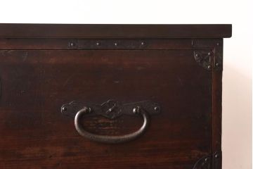 アンティーク家具　和製アンティーク　棚付き!蝶覆輪金具が目を惹く時代箪笥サイドボード(サイドチェスト、引き出し)