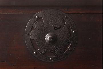 アンティーク家具　和製アンティーク　棚付き!蝶覆輪金具が目を惹く時代箪笥サイドボード(サイドチェスト、引き出し)