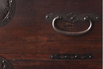 アンティーク家具　和製アンティーク　棚付き!蝶覆輪金具が目を惹く時代箪笥サイドボード(サイドチェスト、引き出し)