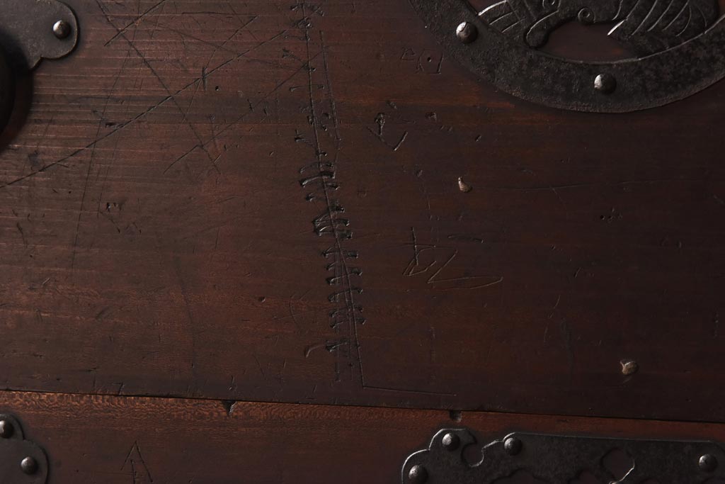 アンティーク家具　和製アンティーク　棚付き!蝶覆輪金具が目を惹く時代箪笥サイドボード(サイドチェスト、引き出し)