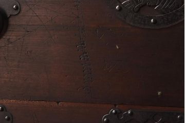 アンティーク家具　和製アンティーク　棚付き!蝶覆輪金具が目を惹く時代箪笥サイドボード(サイドチェスト、引き出し)