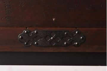 アンティーク家具　和製アンティーク　棚付き!蝶覆輪金具が目を惹く時代箪笥サイドボード(サイドチェスト、引き出し)