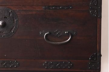 アンティーク家具　和製アンティーク　棚付き!蝶覆輪金具が目を惹く時代箪笥サイドボード(サイドチェスト、引き出し)