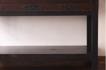 アンティーク家具　和製アンティーク　棚付き!蝶覆輪金具が目を惹く時代箪笥サイドボード(サイドチェスト、引き出し)