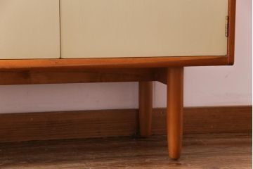 北欧ビンテージ　ペイント家具　レトロな雰囲気が魅力のサイドボード(収納段、ダイニングボード)