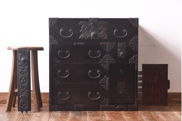 アンティーク家具　和製アンティーク　総桐材　松竹梅・鳥図　職人の技が生きる上手物の庄内小箪笥(小引き出し、引き出し、桐箪笥、桐たんす)