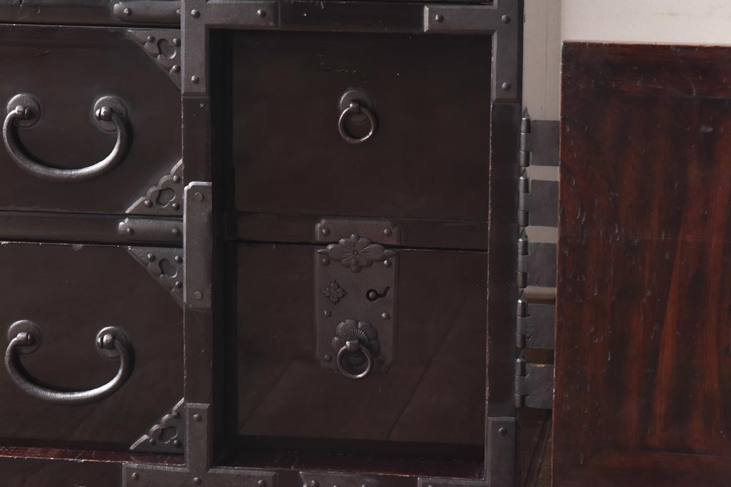 アンティーク家具　和製アンティーク　総桐材　松竹梅・鳥図　職人の技が生きる上手物の庄内小箪笥(小引き出し、引き出し、桐箪笥、桐たんす)