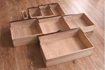 アンティーク家具　和製アンティーク　総桐材　松竹梅・鳥図　職人の技が生きる上手物の庄内小箪笥(小引き出し、引き出し、桐箪笥、桐たんす)