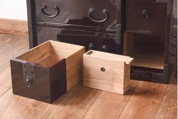 アンティーク家具　和製アンティーク　総桐材　松竹梅・鳥図　職人の技が生きる上手物の庄内小箪笥(小引き出し、引き出し、桐箪笥、桐たんす)