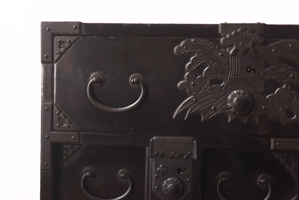 アンティーク家具　和製アンティーク　総桐材　松竹梅・鳥図　職人の技が生きる上手物の庄内小箪笥(小引き出し、引き出し、桐箪笥、桐たんす)