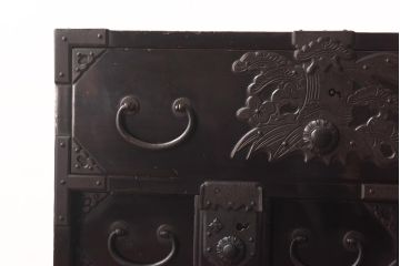 アンティーク家具　和製アンティーク　総桐材　松竹梅・鳥図　職人の技が生きる上手物の庄内小箪笥(小引き出し、引き出し、桐箪笥、桐たんす)