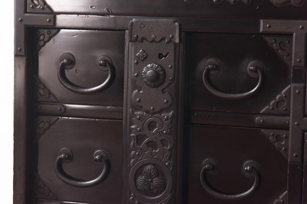 アンティーク家具　和製アンティーク　総桐材　松竹梅・鳥図　職人の技が生きる上手物の庄内小箪笥(小引き出し、引き出し、桐箪笥、桐たんす)