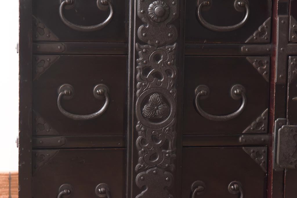 アンティーク家具　和製アンティーク　総桐材　松竹梅・鳥図　職人の技が生きる上手物の庄内小箪笥(小引き出し、引き出し、桐箪笥、桐たんす)