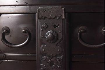 アンティーク家具　和製アンティーク　総桐材　松竹梅・鳥図　職人の技が生きる上手物の庄内小箪笥(小引き出し、引き出し、桐箪笥、桐たんす)