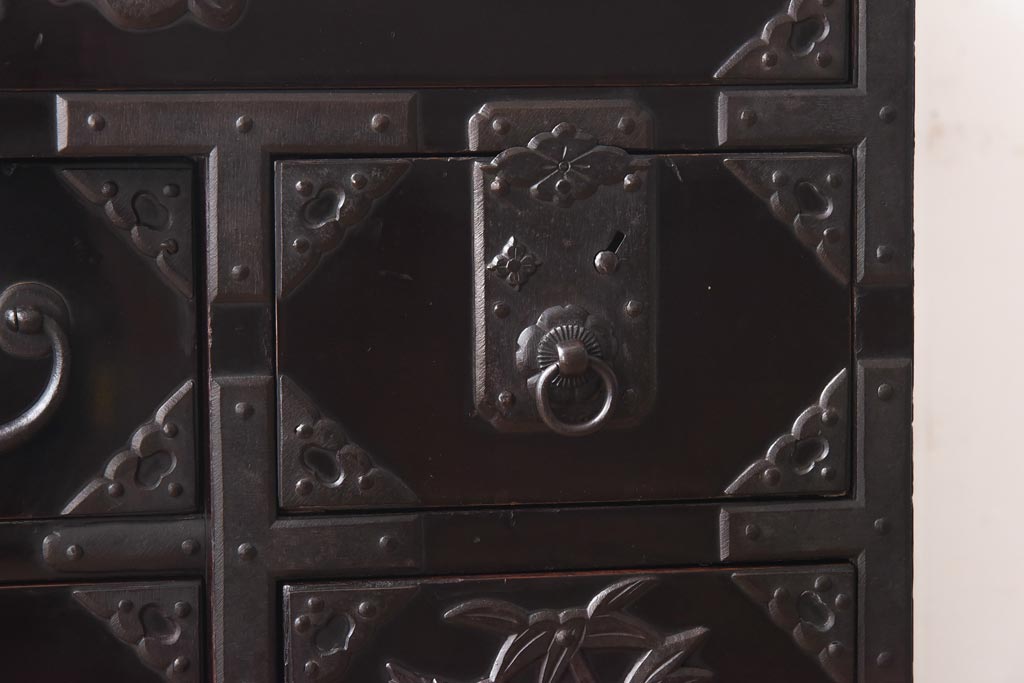 アンティーク家具　和製アンティーク　総桐材　松竹梅・鳥図　職人の技が生きる上手物の庄内小箪笥(小引き出し、引き出し、桐箪笥、桐たんす)