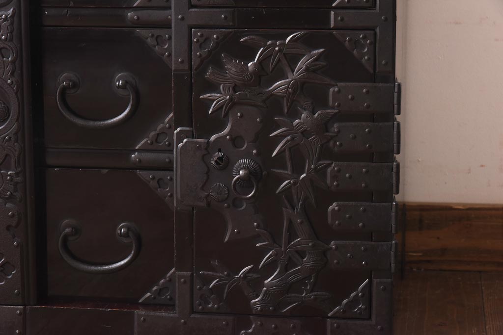 アンティーク家具　和製アンティーク　総桐材　松竹梅・鳥図　職人の技が生きる上手物の庄内小箪笥(小引き出し、引き出し、桐箪笥、桐たんす)