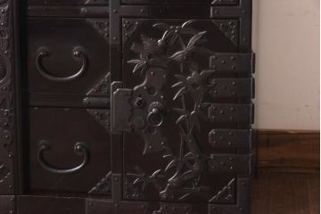 アンティーク家具　和製アンティーク　総桐材　松竹梅・鳥図　職人の技が生きる上手物の庄内小箪笥(小引き出し、引き出し、桐箪笥、桐たんす)