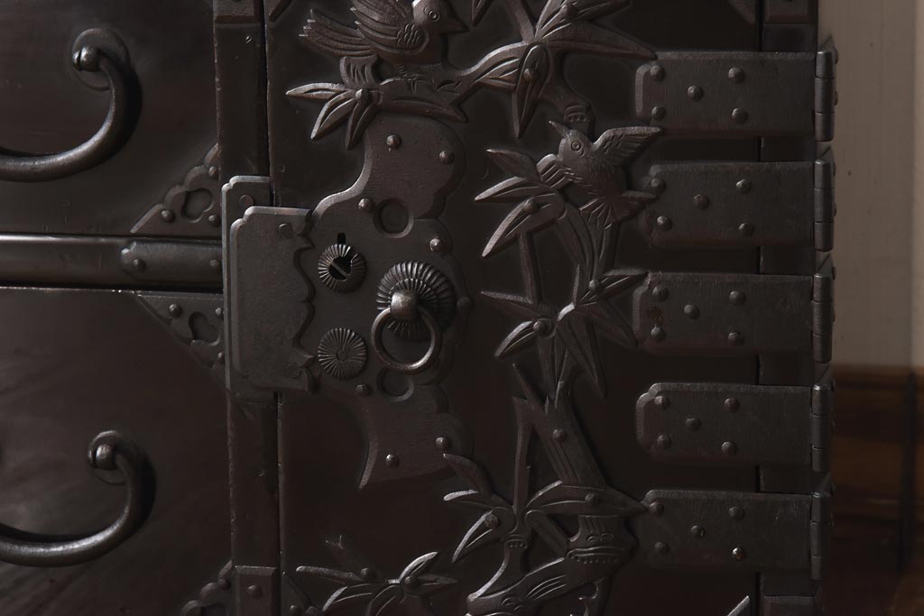 アンティーク家具　和製アンティーク　総桐材　松竹梅・鳥図　職人の技が生きる上手物の庄内小箪笥(小引き出し、引き出し、桐箪笥、桐たんす)