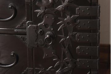 アンティーク家具　和製アンティーク　総桐材　松竹梅・鳥図　職人の技が生きる上手物の庄内小箪笥(小引き出し、引き出し、桐箪笥、桐たんす)