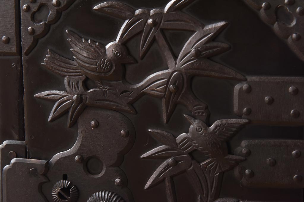 アンティーク家具　和製アンティーク　総桐材　松竹梅・鳥図　職人の技が生きる上手物の庄内小箪笥(小引き出し、引き出し、桐箪笥、桐たんす)