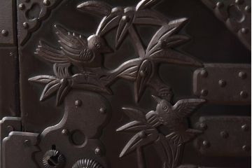 アンティーク家具　和製アンティーク　総桐材　松竹梅・鳥図　職人の技が生きる上手物の庄内小箪笥(小引き出し、引き出し、桐箪笥、桐たんす)