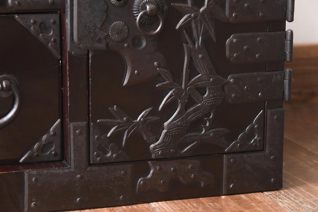 アンティーク家具　和製アンティーク　総桐材　松竹梅・鳥図　職人の技が生きる上手物の庄内小箪笥(小引き出し、引き出し、桐箪笥、桐たんす)