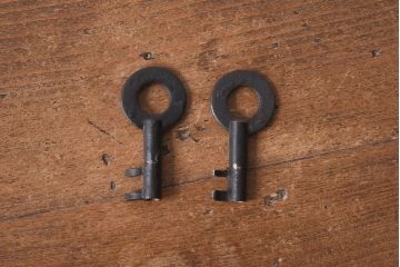 アンティーク家具　和製アンティーク　総桐材　松竹梅・鳥図　職人の技が生きる上手物の庄内小箪笥(小引き出し、引き出し、桐箪笥、桐たんす)