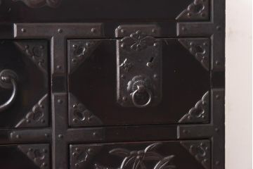 アンティーク家具　和製アンティーク　総桐材　松竹梅・鳥図　職人の技が生きる上手物の庄内小箪笥(小引き出し、引き出し、桐箪笥、桐たんす)