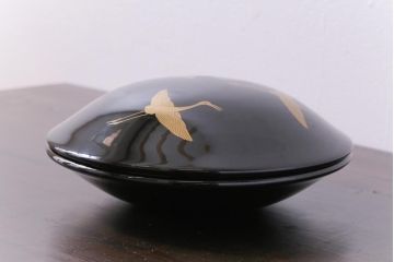 和製アンティーク　金彩・銀彩蒔絵　鶴の図　つやのある質感が上品な木製食籠(菓子器、菓子入れ)