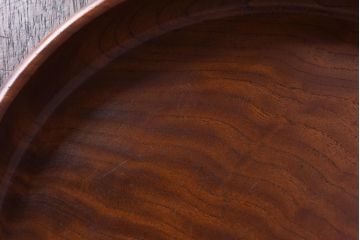 昭和レトロ　ケヤキ材　縮杢が印象的な温もり溢れる丸盆(お盆、トレー)