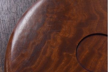 昭和レトロ　ケヤキ材　縮杢が印象的な温もり溢れる丸盆(お盆、トレー)