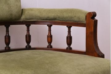 アンティーク家具　イギリスアンティーク　ウォールナット　凝ったデザインと上品な佇まいが素敵なソファ(2人掛けソファ、長椅子)