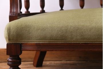 アンティーク家具　イギリスアンティーク　ウォールナット　凝ったデザインと上品な佇まいが素敵なソファ(2人掛けソファ、長椅子)