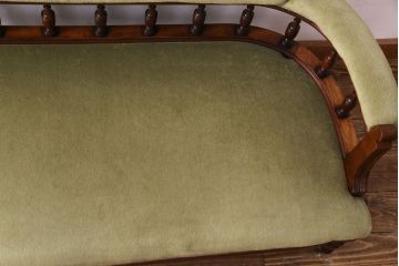 アンティーク家具　イギリスアンティーク　ウォールナット　凝ったデザインと上品な佇まいが素敵なソファ(2人掛けソファ、長椅子)