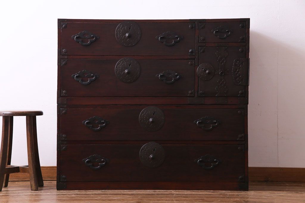 アンティーク家具　和製アンティーク　大正昭和初期　前面栗材　味わいと品格を兼ね備えた重ね米沢箪笥(衣装箪笥、ローボード)