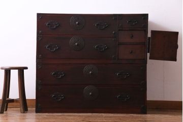 アンティーク家具　和製アンティーク　大正昭和初期　前面栗材　味わいと品格を兼ね備えた重ね米沢箪笥(衣装箪笥、ローボード)