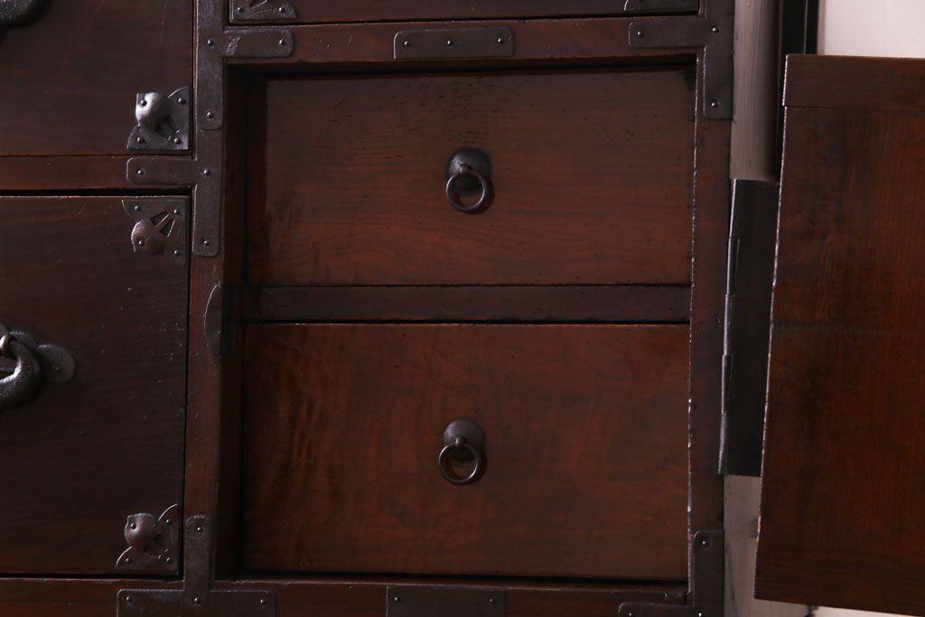 アンティーク家具　和製アンティーク　大正昭和初期　前面栗材　味わいと品格を兼ね備えた重ね米沢箪笥(衣装箪笥、ローボード)