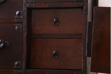 アンティーク家具　和製アンティーク　大正昭和初期　前面栗材　味わいと品格を兼ね備えた重ね米沢箪笥(衣装箪笥、ローボード)