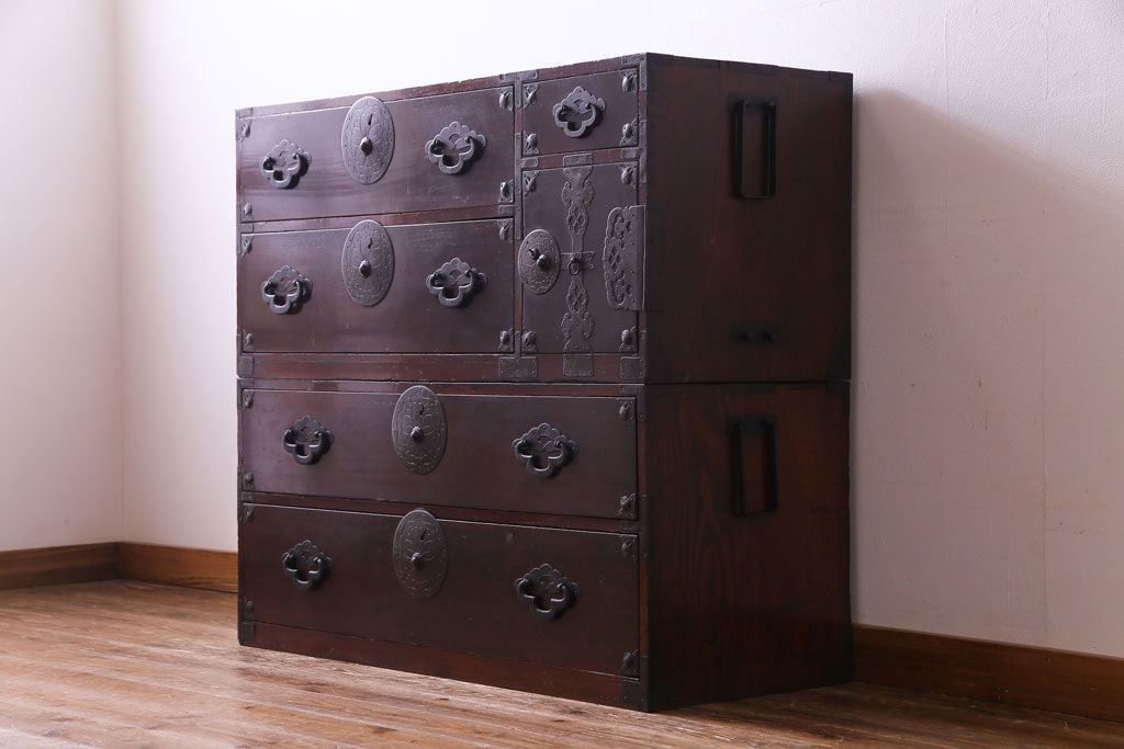 アンティーク家具　和製アンティーク　大正昭和初期　前面栗材　味わいと品格を兼ね備えた重ね米沢箪笥(衣装箪笥、ローボード)