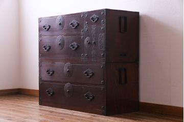 アンティーク家具　和製アンティーク　大正昭和初期　前面栗材　味わいと品格を兼ね備えた重ね米沢箪笥(衣装箪笥、ローボード)