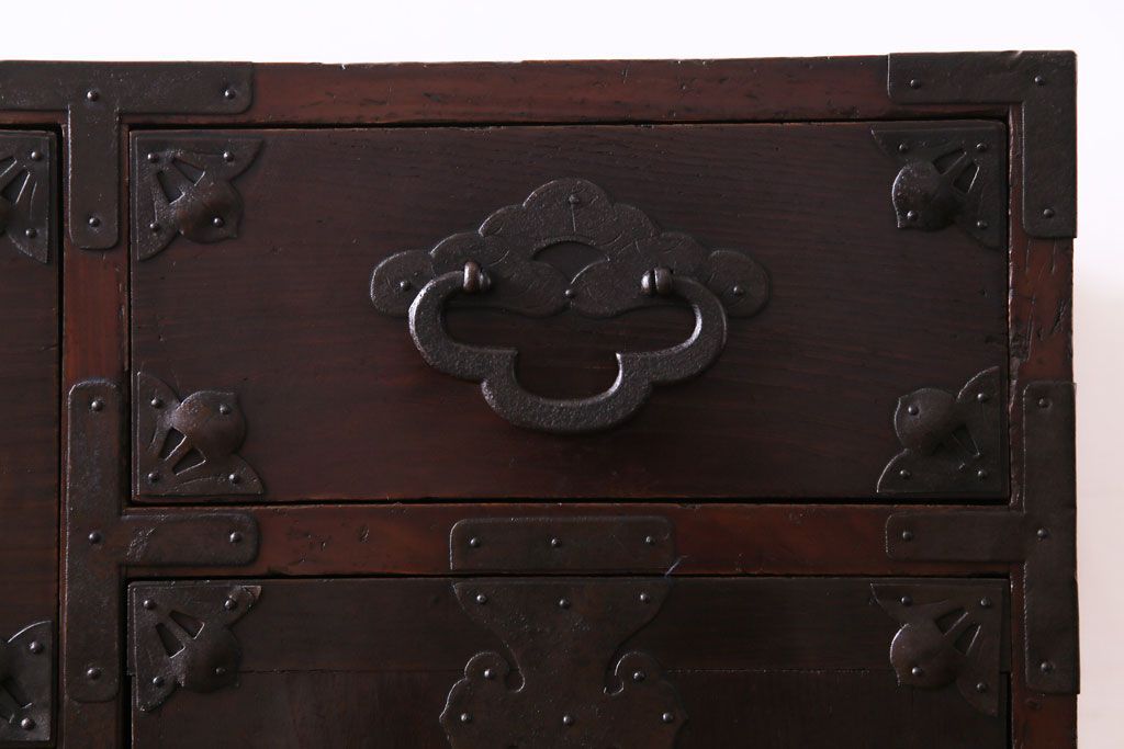 アンティーク家具　和製アンティーク　大正昭和初期　前面栗材　味わいと品格を兼ね備えた重ね米沢箪笥(衣装箪笥、ローボード)