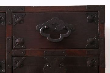 アンティーク家具　和製アンティーク　大正昭和初期　前面栗材　味わいと品格を兼ね備えた重ね米沢箪笥(衣装箪笥、ローボード)