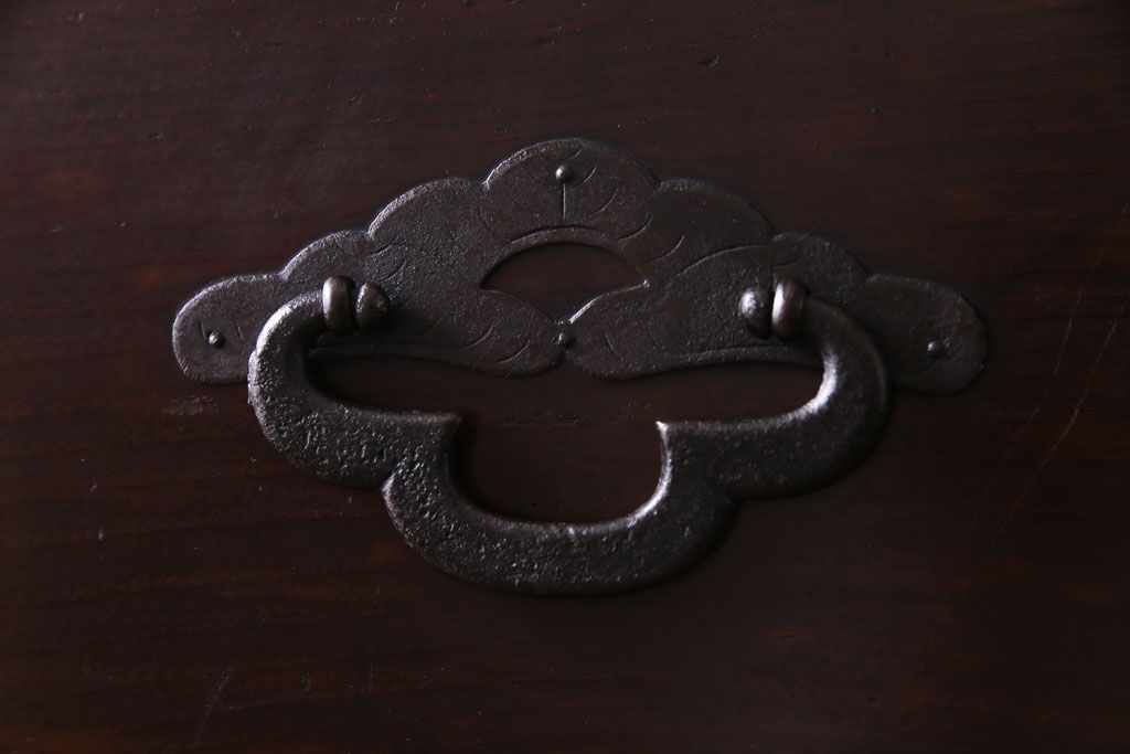 アンティーク家具　和製アンティーク　大正昭和初期　前面栗材　味わいと品格を兼ね備えた重ね米沢箪笥(衣装箪笥、ローボード)