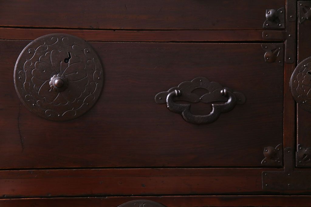 アンティーク家具　和製アンティーク　大正昭和初期　前面栗材　味わいと品格を兼ね備えた重ね米沢箪笥(衣装箪笥、ローボード)