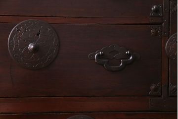 アンティーク家具　和製アンティーク　大正昭和初期　前面栗材　味わいと品格を兼ね備えた重ね米沢箪笥(衣装箪笥、ローボード)